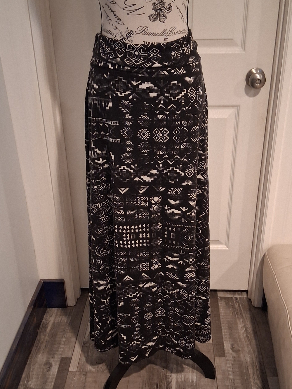 Mossimo Womens Roll Down Black and White Aztec Print Maxi Skirt L